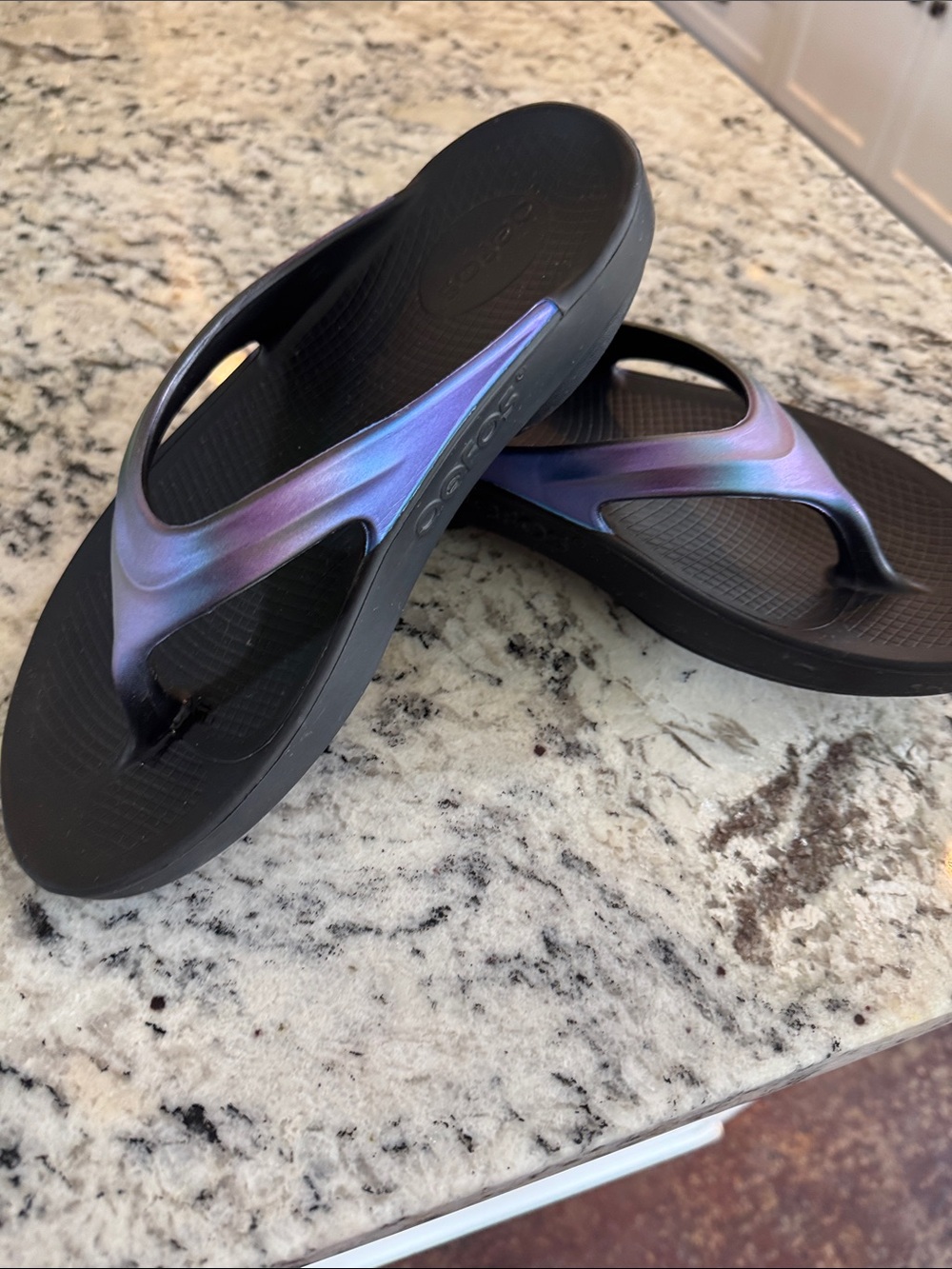 Women’s Oofos recovery sandal